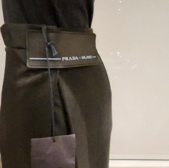 Prada skirt... color - black; sz - 6 - Picture 4 of 5
